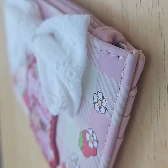 STRAWBERRY SHORTCAKE ZIPPERED CARDHOLDER - Picture 7 of 11
